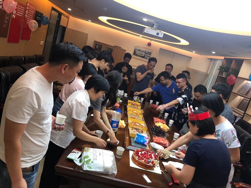 龙8头号玩家公司员工生日会庆祝