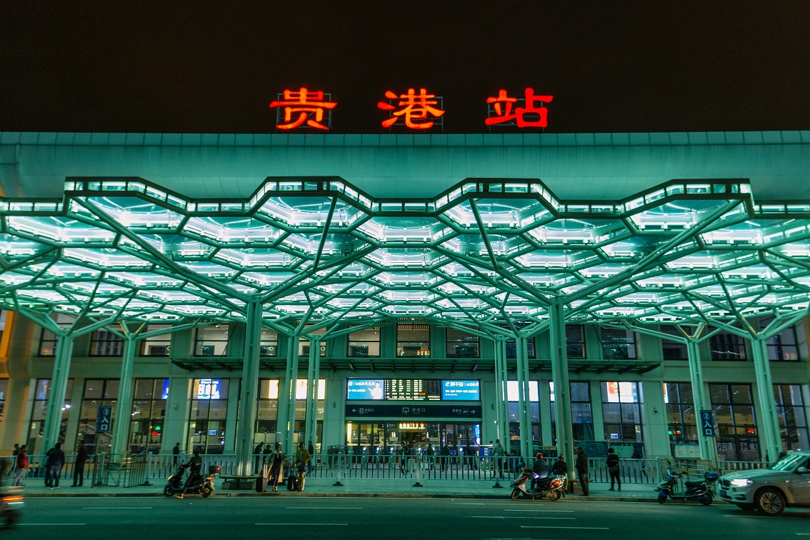 龙8头号玩家-贵港高铁站广场ETFE膜结构雨棚